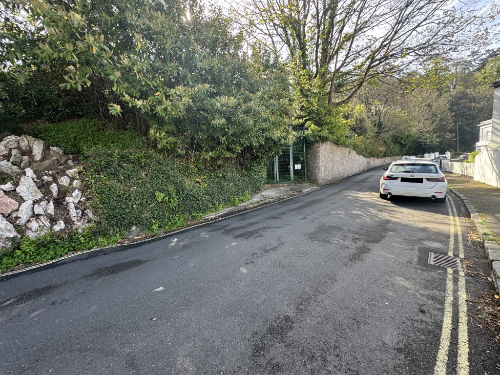 Lot: 20 - FREEHOLD LAND WITH DISUSED ICE HOUSE IN POPULAR LOCATION - View of site from road